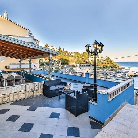 Sirena In Okrug Gornji Vikendica Trogir